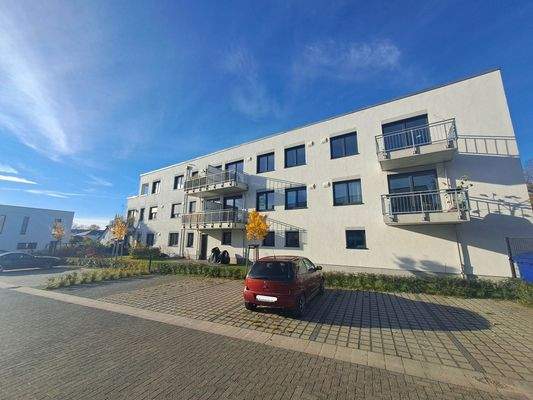 Hausansicht und Stellplätze vor dem Haus 