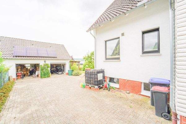 Zufahrt zur Doppelgarage 