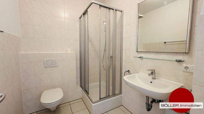 Badezimmer mit Dusche!