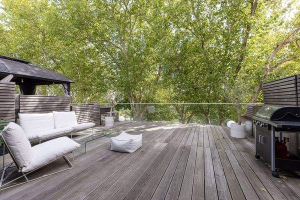 Geräumiger Outdoorbereich mit viel Platz zum Entspannen