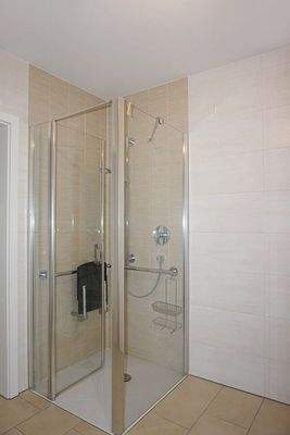 ... mit Dusche und WC sowie Waschmaschinenstellplatz