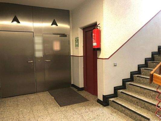Treppenhaus mit Aufzug