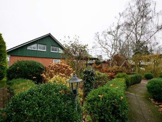 Hausansicht und Vorgarten