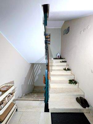 Treppenhaus zum 1. OG und Keller