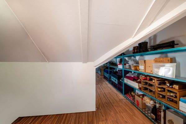Einer der zwei praktischen Abstellräume im Dachgeschoss