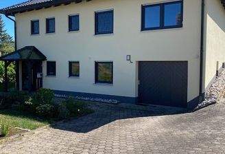 Hausansicht von der Straße.jpeg