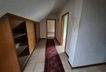 Flur im Obergeschoss mit Einbauschrank