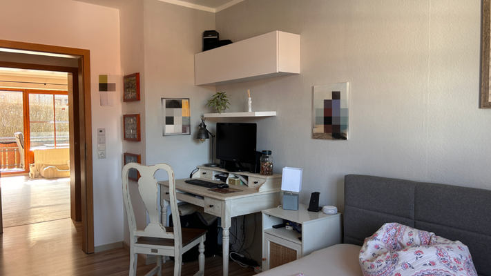 Kind gegenüber wohnen