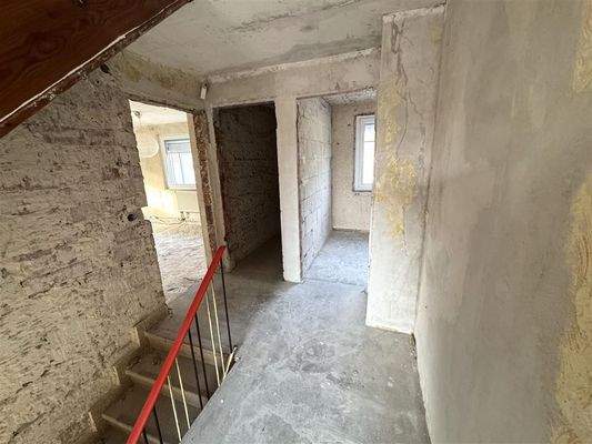 Flur im OG mit Blick zum Bad, Abstellkammer 