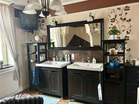 Badezimmer mit Dusche und Wanne