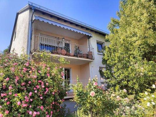 Hausfront mit zwei Balkonen