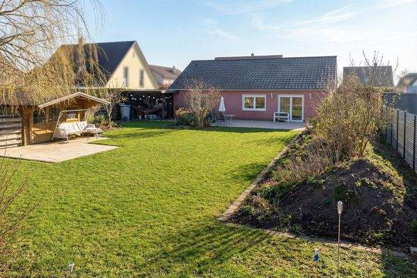 Grundstück mit Hausansicht