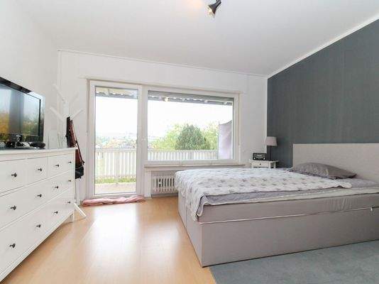 Großes Schlafzimmer mit Balkonzugang