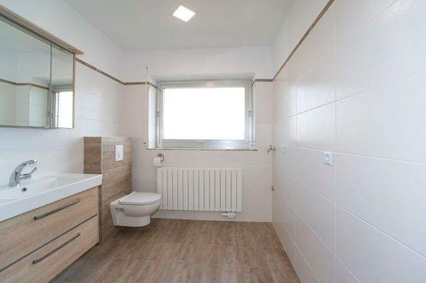 modern und neuwertig Bad 2 EG 