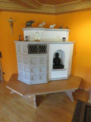 Kachelofen mit Holzsitzbank OG