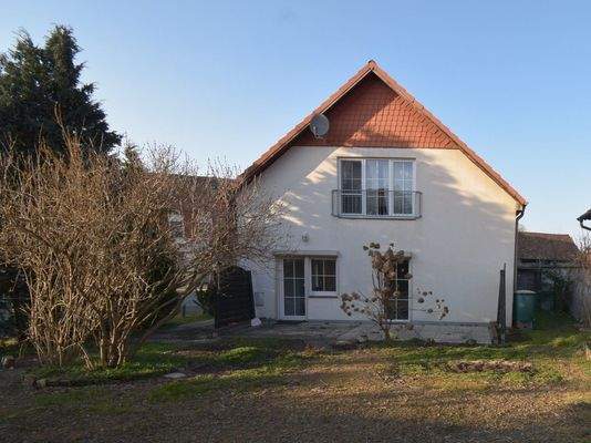 Gartenseite mit Terrasse