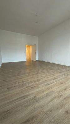 Leerer Raum mit Holzboden