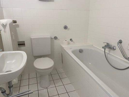 Wannenbad zur Wohnung 2.OG