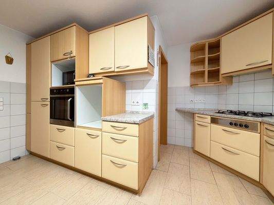 EG: Viel Stauraum und der direktem Zugang zur Speisekammer – kurze Wege und effizient