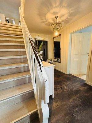 Flur mit Teppenaufgang ins OG