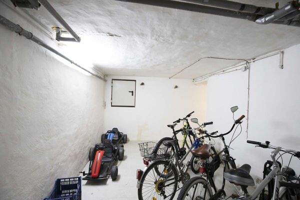 Fahrradplatz bei Kellerabteilen