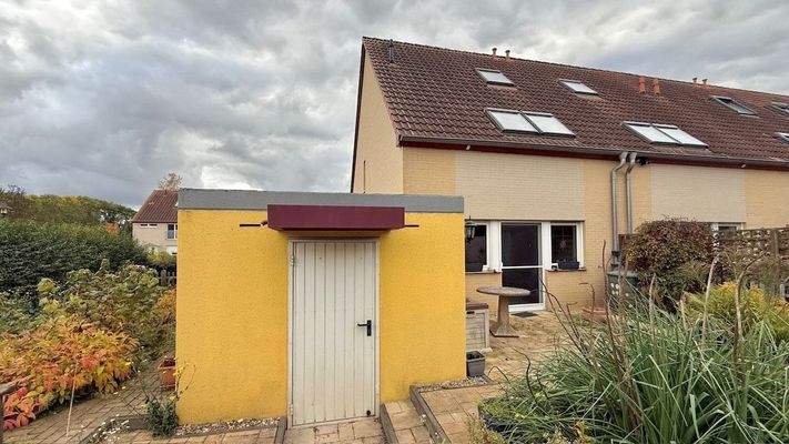 Terrassenbereich und Zugang zur Garage