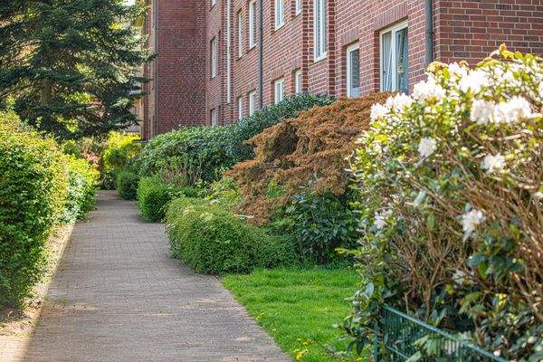 Weg zu den Eingängen