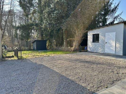  Stellplätze und Schuppenraum