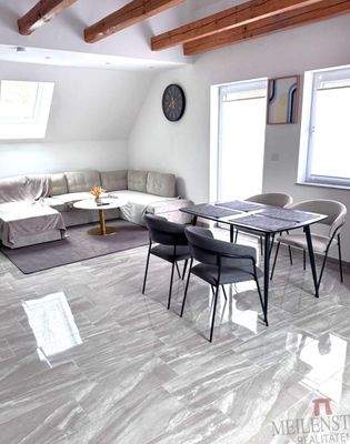 Essen u Wohnen m blick z Balkon