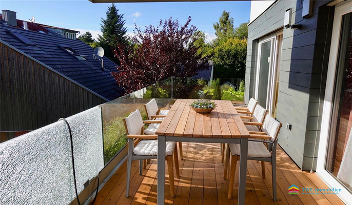 KI - Balkon möbliert