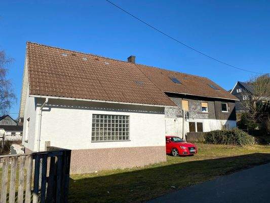 Straßenansicht mit Doppelgarage