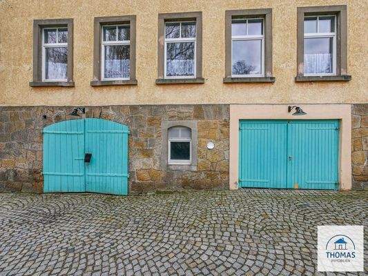 Fahrradkeller (l.) Garage (r.)