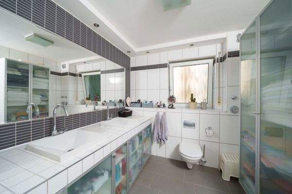 2.OG: Hauptbad - Waschtisch