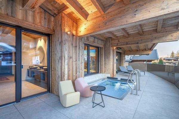 SÜDTERRASSE MIT WHIRLPOOL