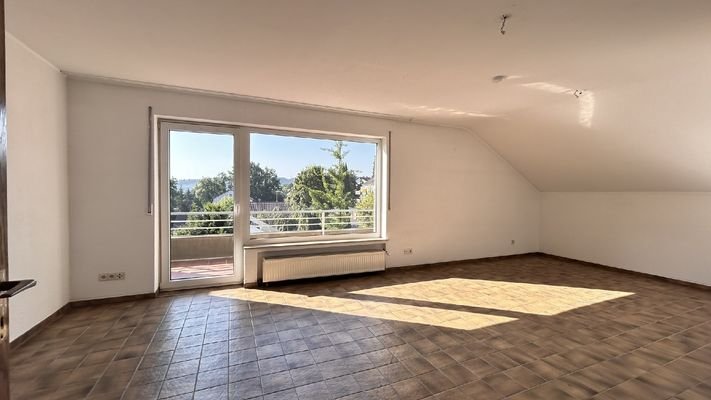 helles Wohnzimmer mit Balkon