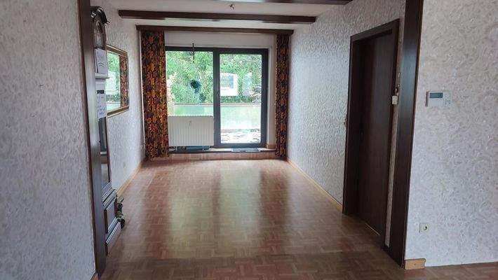 Wohnesszimmer mit Ausgang auf Terrasse.jpg