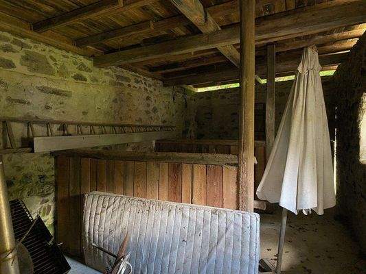 12 Blick auf den Pferdestall, ca. 5 Boxen Innen (2