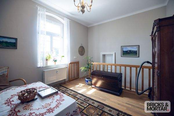 Lesezimmer mit Zugang zur unteren Ebene