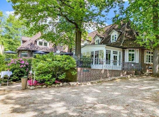 Schönes Gebäude im Grünen mit Außenstellplätzen