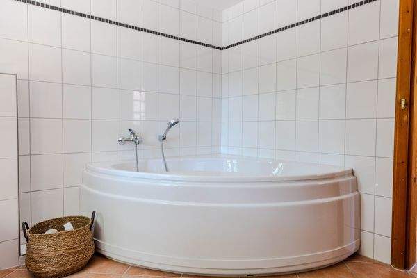 Eckbadewanne mit Korb