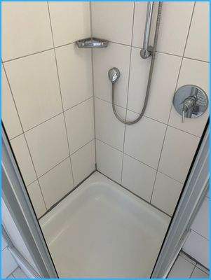 modernes helles Duschbad