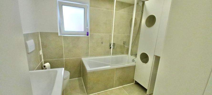 Bad mit Wanne Erdgeschoss