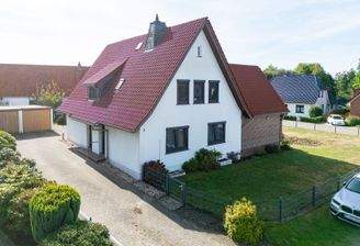 Wohnhaus mit 2 Eingängen, Anbau und Doppelgarage 
