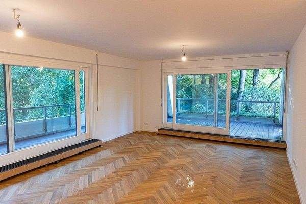 Wohnzimmer mit Blick auf die Loggia.jpg