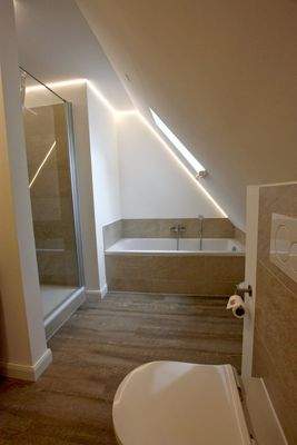 mit Badewanne und Dusche