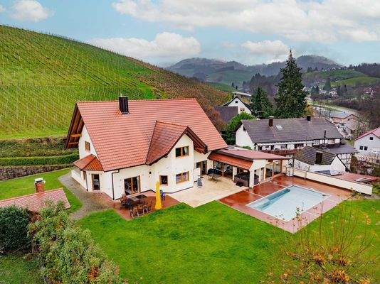 Garten mit Terrassenflächen, Grillplatz, Pool sowie Whirlpool