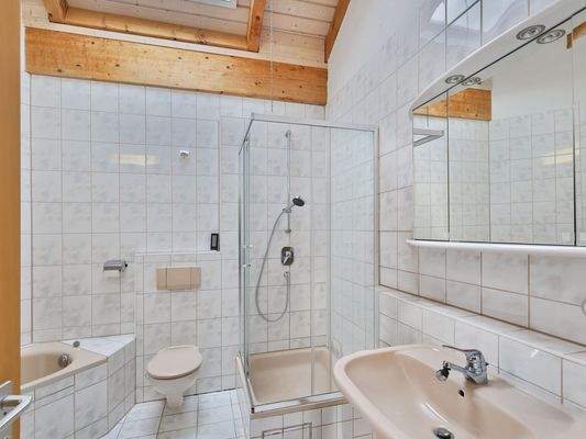 Tageslichtbad mit Badewanne und Dusche