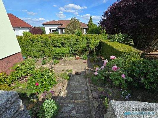 Von der Terrasse in den Garten