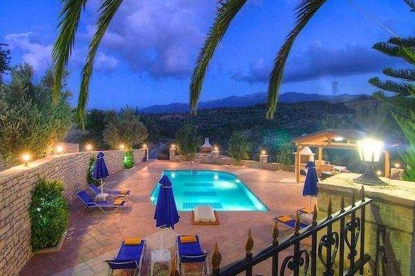 Kreta, Perama: Große Villa mit 2 kleinen Wohnungen zum Verkauf