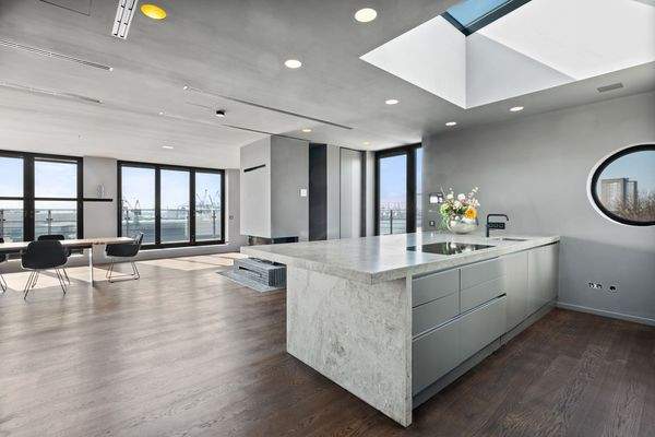 Moderne Küche, große Kochinsel mit Weitblick